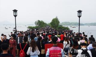 西湖游客爆满断桥变人桥